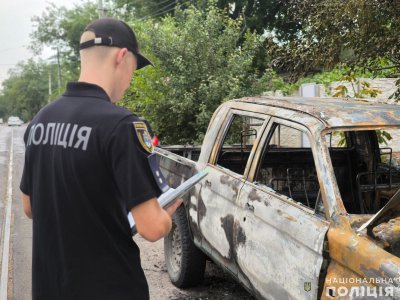 У Миколаєві поліцейські встановлюють причетних осіб до підпалу авто